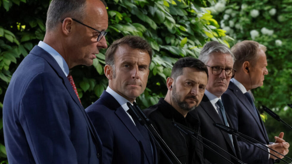 Le président ukrainien Volodymyr Zelensky, le Premier ministre britannique Keir Starmer, le président français Emmanuel Macron, le chancelier allemand Friedrich Merz et le Premier ministre polonais Donald Tusk assistent à une conférence de presse conjointe après leur réunion, à Kiev, le 10 mai 2025.
